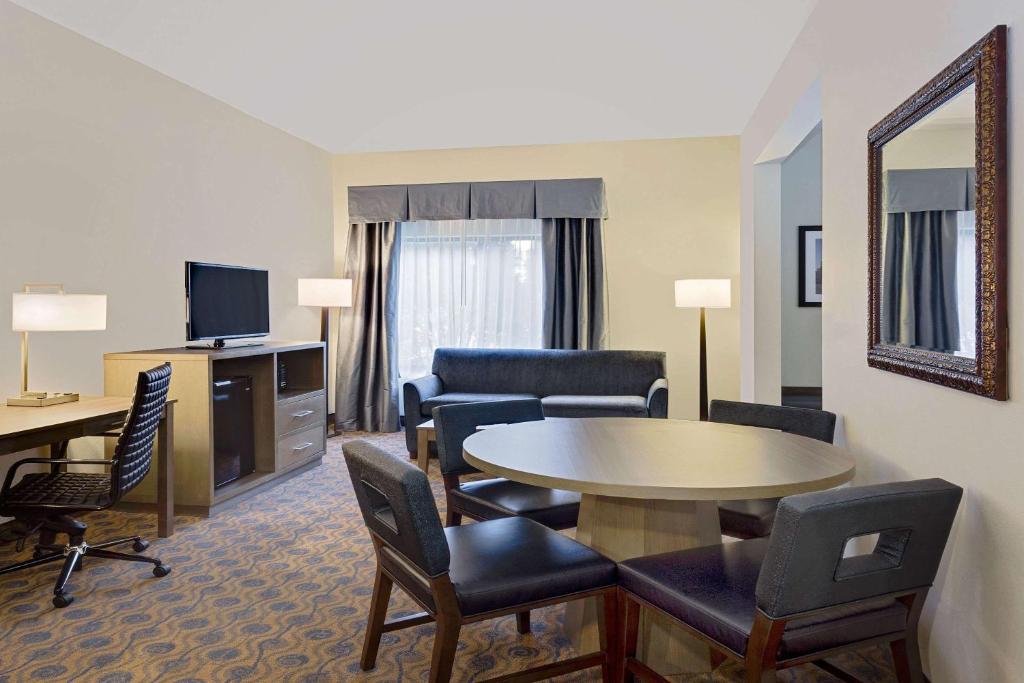 Wingate by Wyndham - Arlington Heights - image 3