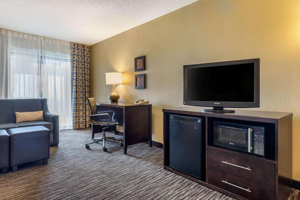 Comfort Inn Arlington Heights-OHare Airport - image 5