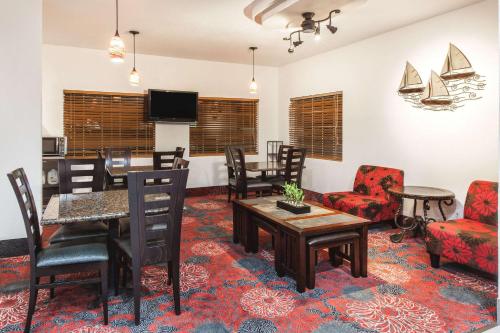 Days Inn by Wyndham Arlington - image 5