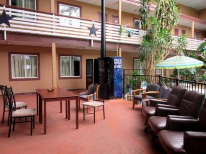 Budget Host Inn - image 3