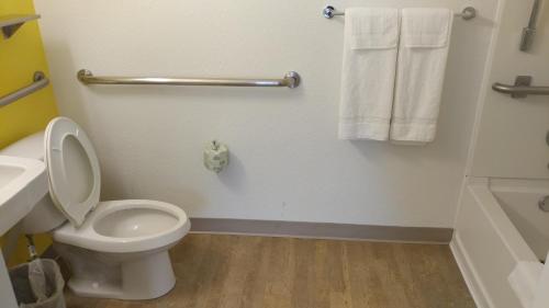 InTown Suites Extended Stay Arlington TX - Oak Village - image 2