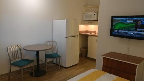 InTown Suites Extended Stay Arlington TX - Oak Village - image 4