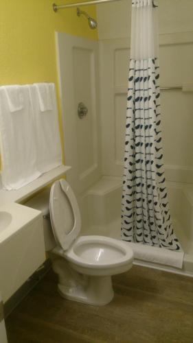 InTown Suites Extended Stay Arlington TX - Six Flags - image 5
