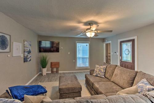 Modern Family Home with Yard Less Than 1Mi to Cowboys Stadium - main image