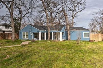 Modern Family Home with Yard Less Than 1Mi to Cowboys Stadium - image 2