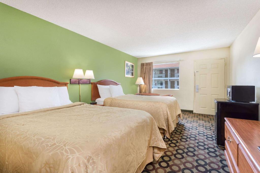 Rodeway Inn - image 3