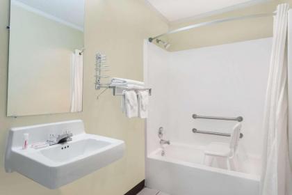 Rodeway Inn - image 5