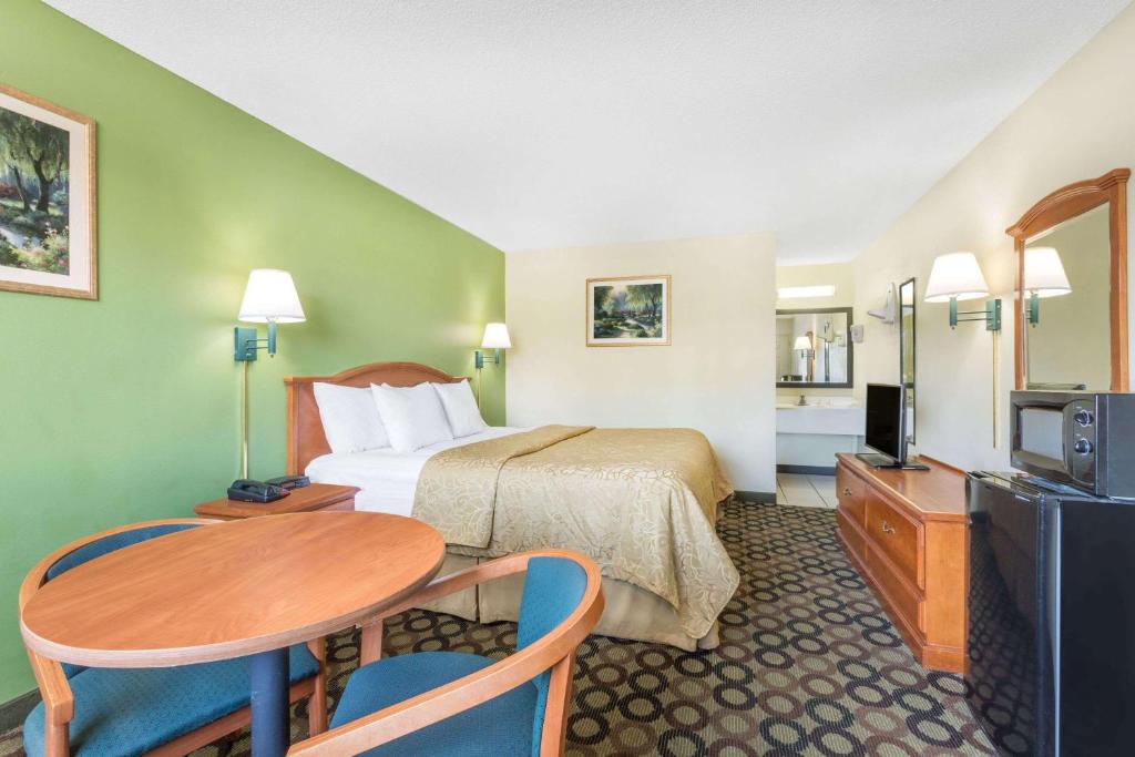 Rodeway Inn - image 7