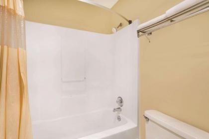 Rodeway Inn - image 9
