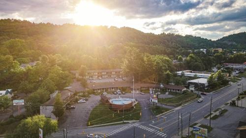 The Mountaineer Inn - Asheville - image 2
