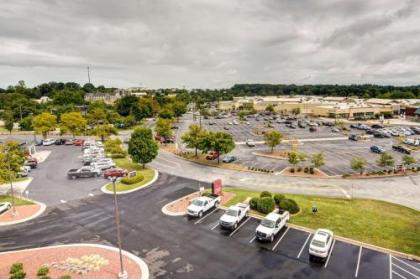 Comfort Suites Outlet Center - image 3