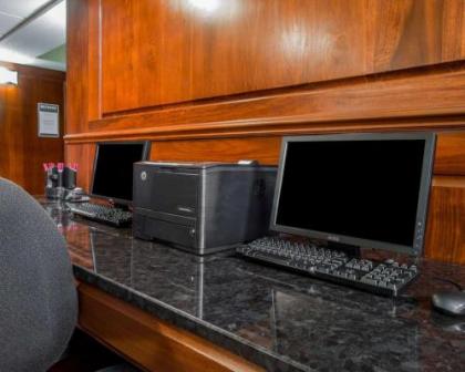 Comfort Suites Outlet Center - image 4