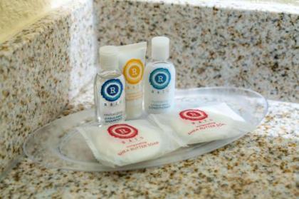 Comfort Suites Outlet Center - image 5