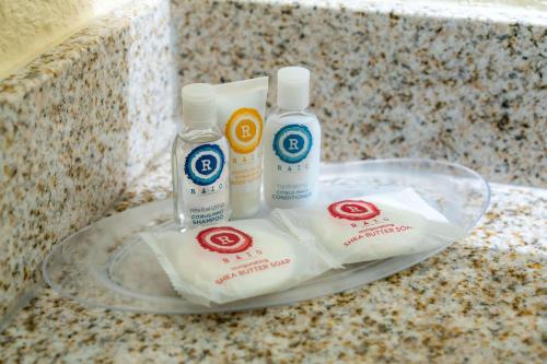 Comfort Suites Outlet Center - image 5
