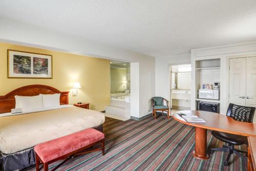 Quality Inn & Suites Biltmore East - image 3
