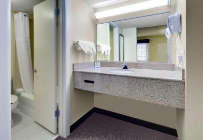 Quality Inn Asheville Downtown Tunnel Rd - image 6