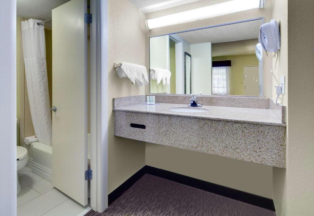 Quality Inn Asheville Downtown Tunnel Rd - image 6