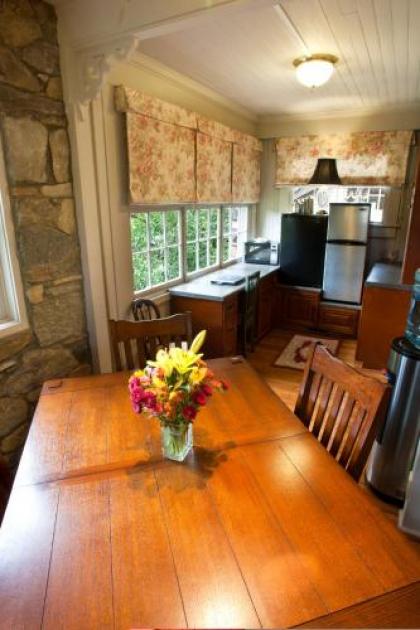 North Lodge on Oakland Bed and Breakfast - image 4