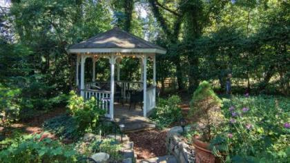 North Lodge on Oakland Bed and Breakfast - image 5