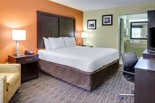 Clarion Inn Biltmore Village - image 2