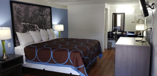 Super 8 by Wyndham Asheville/Biltmore - image 2