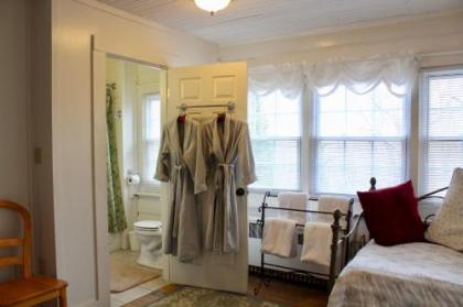 Oakland Cottage Bed and Breakfast - image 3