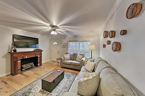 Secluded Escape Near Downtown & Biltmore Fun home - image 2