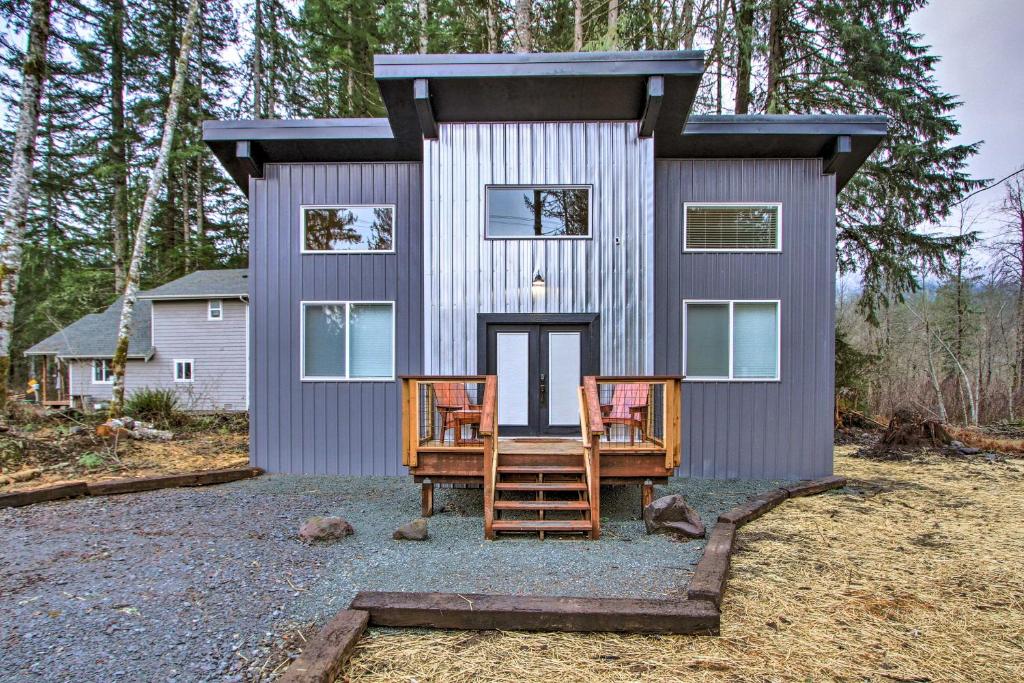 Cabin with Hot Tub Less Than 5 Mi to Rainier Natl Park - main image