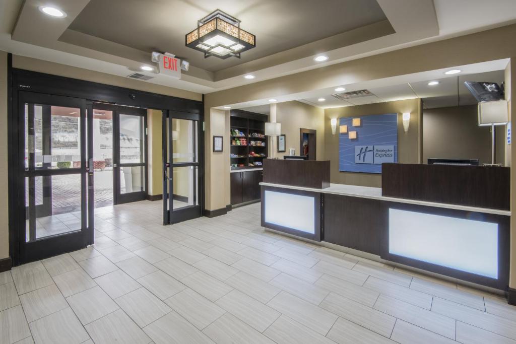 Holiday Inn Express Hotel & Suites Ashland an IHG Hotel - image 4