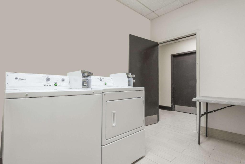 Days Inn by Wyndham Ashland - image 7