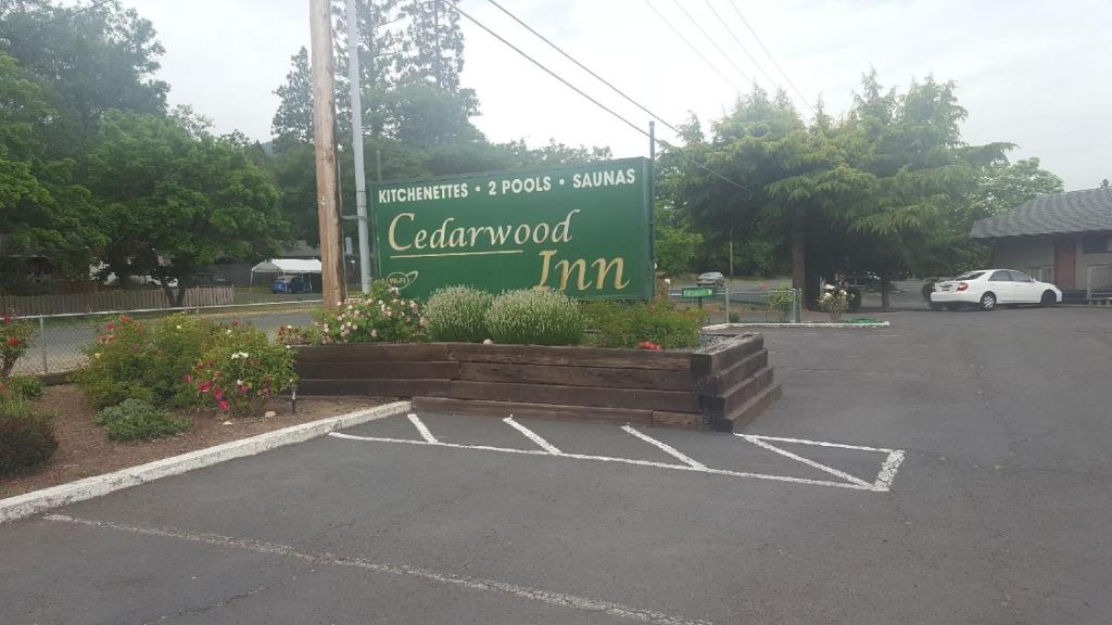 Cedarwood Inn - main image