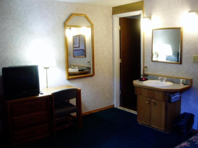 Cedarwood Inn - image 5