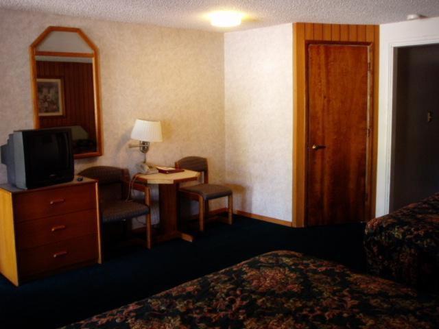 Cedarwood Inn - image 6