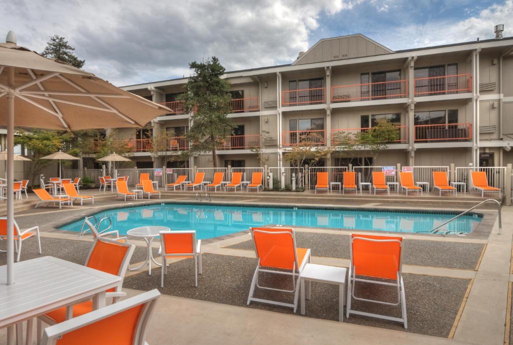 Ashland Hills Hotel & Suites - main image