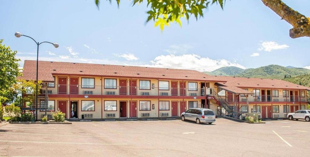 Ashland Valley Inn - main image