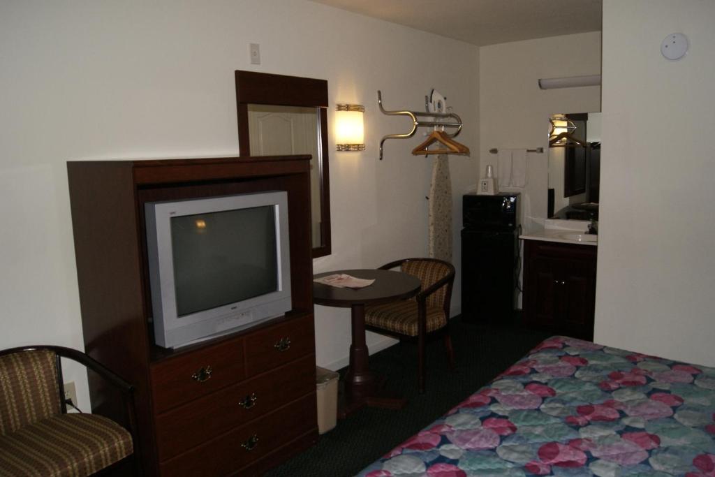 American Inn and Suites - image 3