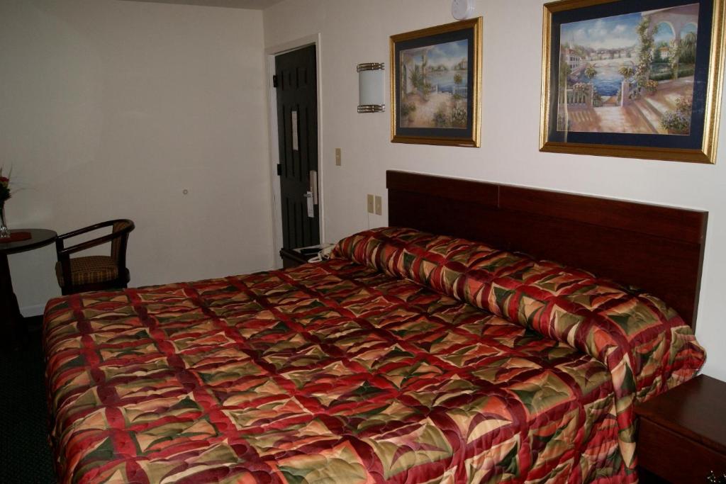 American Inn and Suites - image 6