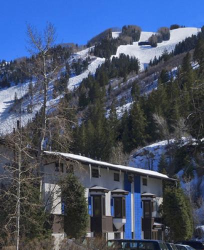 St Moritz Lodge and Condominiums - main image