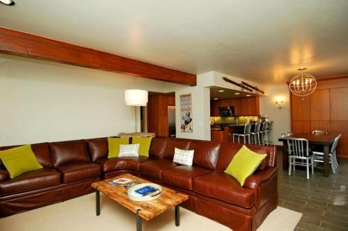 Fifth Avenue Unit 8 - main image