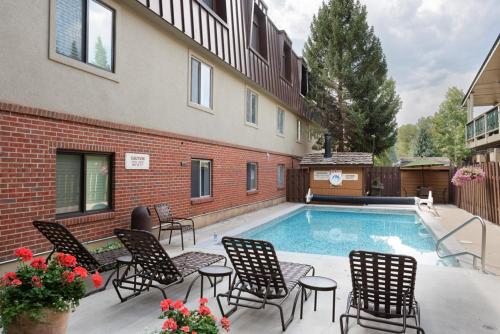 Silverglo Condominiums Unit 104 - image 4
