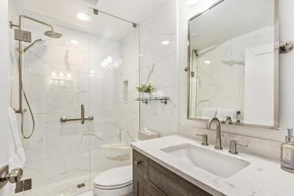 Designer Condo on River - Steps to Aspen Center! - image 4