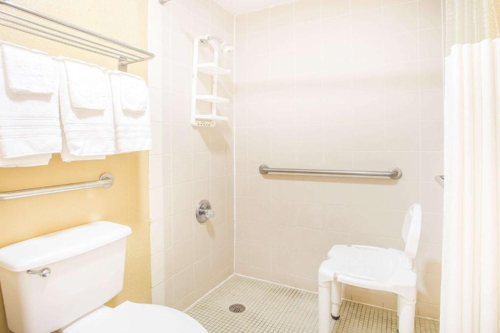 Days Inn by Wyndham Athens - image 3