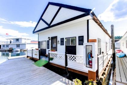 Scenic Bay Float Home Hideaway