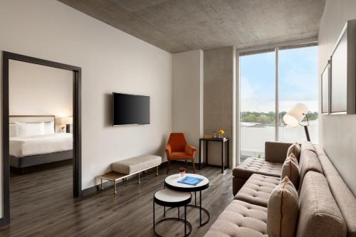Twelve Midtown Marriott Autograph Collection - image 2