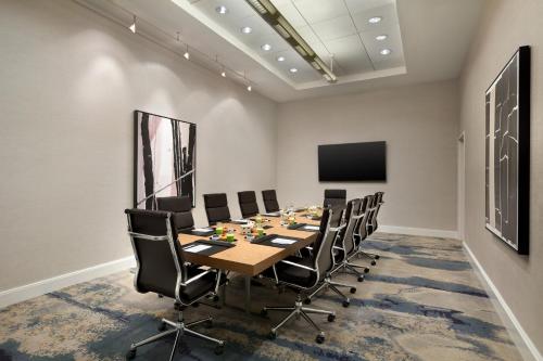 Twelve Midtown Marriott Autograph Collection - image 3