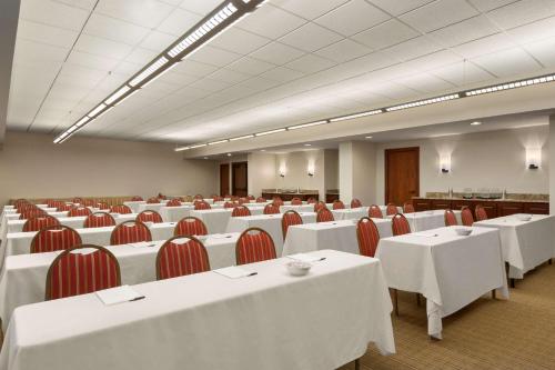 Country Inn & Suites by Radisson Atlanta Galleria Ballpark GA - image 5