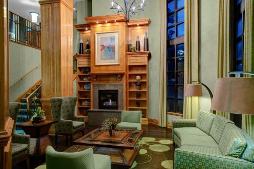 Holiday Inn Express Hotel & Suites Atlanta Buckhead an IHG Hotel - image 2