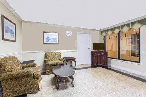 Super 8 by Wyndham Atlanta Northeast GA - image 5