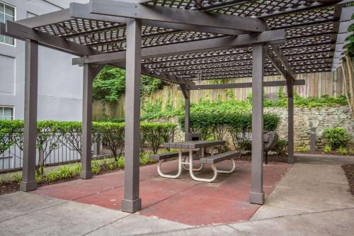 Quality Suites Atlanta Buckhead Village North - image 2