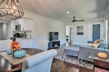 Cozy modern Home with Parking about 4 mi to Dwtn